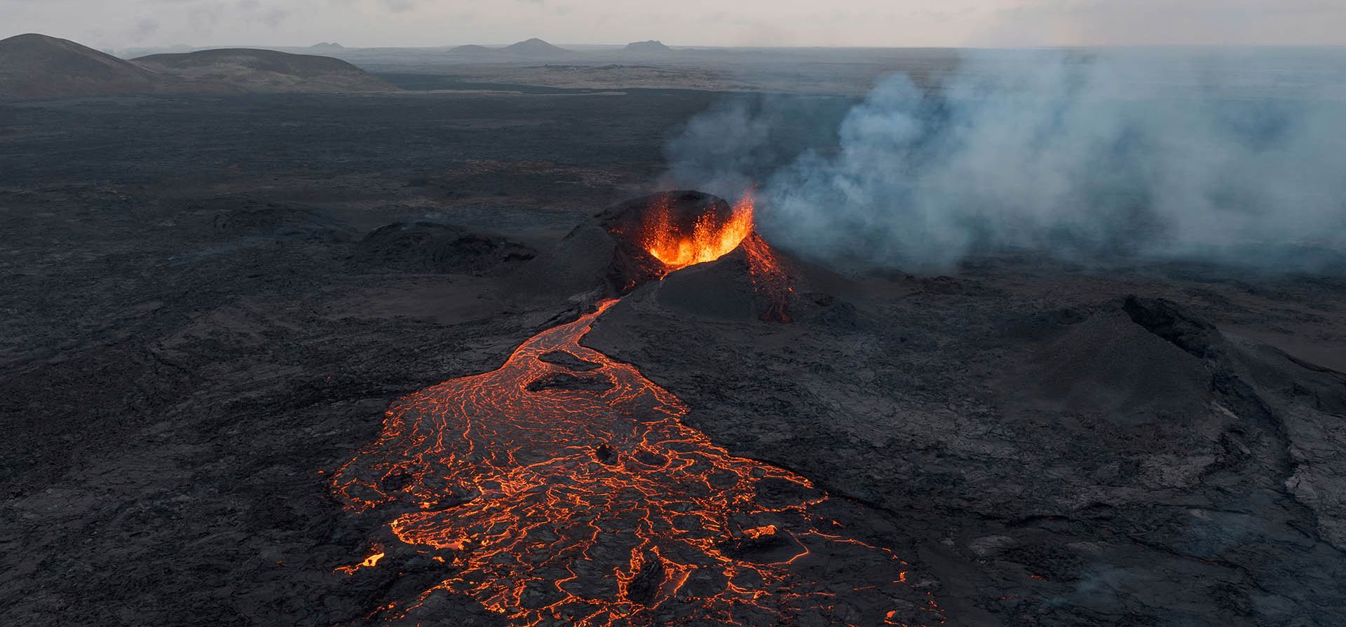 Flujos de lava de un cráter activo junto a otro ahora inactivo, a la derecha, tras una erupción volcánica a unos 6 km al norte de Grindavik, en la península de Reykjanes, Islandia, el miércoles 23 de julio de 2025. (Foto AP/Marco di Marco) Flujos de lava de un cráter activo junto a otro ahora inactivo, a la derecha, tras una erupción volcánica a unos 6 km al norte de Grindavik, en la península de Reykjanes, Islandia, el miércoles 23 de julio de 2025. (Foto AP/Marco di Marco)