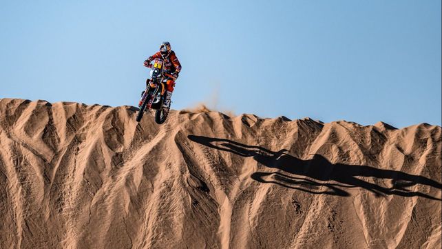 Arenas movedizas. Kevin Benavides hace saltar la KTM en el primer día del Dakar. El salteño defiende el título que ganó pero con Honda.