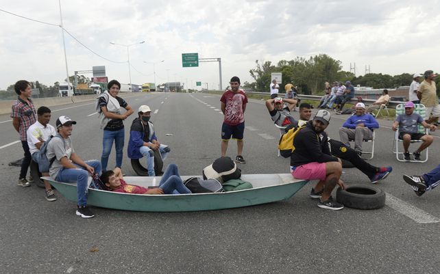 Piquete en el puente Rosario Victoria por la veda para la pesca comercial y deportiva.&nbsp;