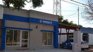 El sujeto aprovechó el descuido de los agentes policiales y les robó el patrullero estacionado frente a la comisaría 5ª. Viajó en él hasta su casa en Piamonte donde lo dejó abandonado. (Foto: Portal Pelegrinense).