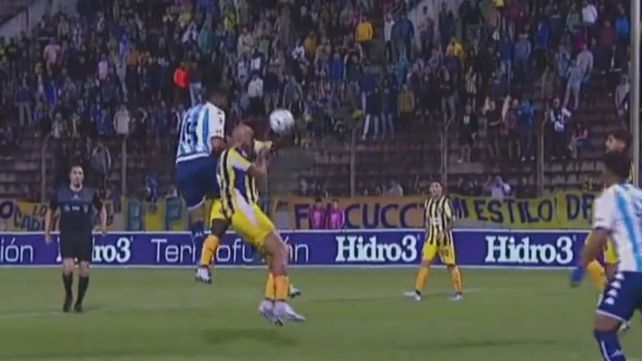 Cabecea Romero y la pelota da en la mano extendida de Quiñones. Penal que Rapallini dio después de ser llamado por el VAR: