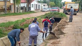 Intensifican los trabajos de desobstrucción y bombeo en Colastiné Norte