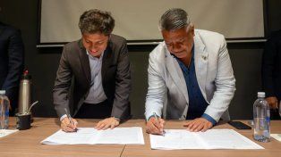 Axel Kicillof y Chiqui Tapia firmando el convenio entre Provincia de Buenos Aires y la AFA.