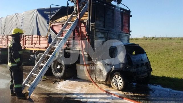Murió el conductor de un auto que chocó de atrás a un camión y se prendió fuego
