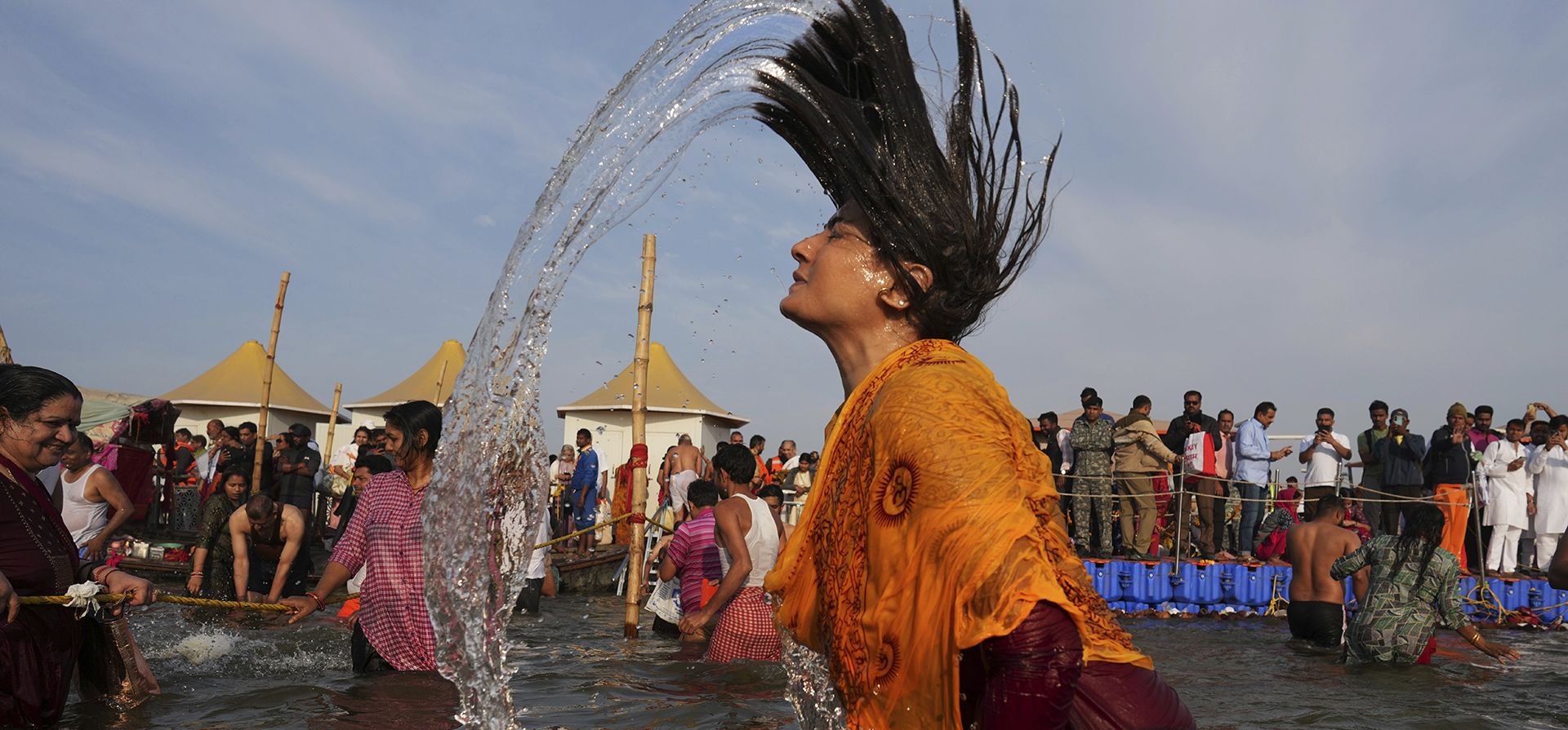 La actriz de Bollywood Raveena Tandon se sumerge en el Sangam, la confluencia de los ríos Ganges, Yamuna y el mítico Saraswati, durante el festival Maha Kumbh, en Prayagraj, India, el martes 25 de febrero de 2025. (Foto AP/Rajesh Kumar Singh) La actriz de Bollywood Raveena Tandon se sumerge en el Sangam, la confluencia de los ríos Ganges, Yamuna y el mítico Saraswati, durante el festival Maha Kumbh, en Prayagraj, India, el martes 25 de febrero de 2025. (Foto AP/Rajesh Kumar Singh)
