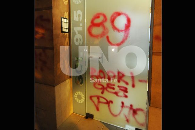 Barras de Unión atacaron una FM con bombas y pintadas