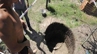 Estaba cavando un pozo ciego y se encontró con un mamut de 10.000 AC