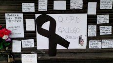La persiana del kiosco donde trabajaba Juan Manuel García se llenó de mensajes de afectos de los vecinos. La persiana del kiosco donde trabajaba Juan Manuel García se llenó de mensajes de afectos de los vecinos.