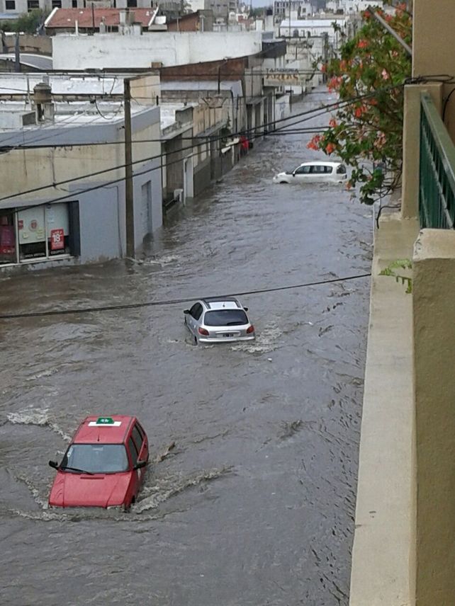 Impresionante. Varios autos empujados por el agua ayer a la tarde.