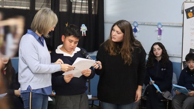 Los alumnos de la escuela de Pérez pudieron hacerle preguntas a la astronauta norteamericana.