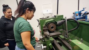 En el torno. La capacitación en mecánica para jóvenes de entre 18 y 30 años es una de las actividades más elegidas por su salida laboral.