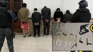 Una violenta disputa entre vecinos en Barrio Laguna terminó con la detención de 10 personas y el secuestro de armas, gomeras, piedras y otros elementos de agresión.