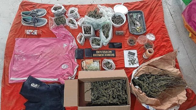 Pintó móviles policiales: tenía un kilo de droga en su casa