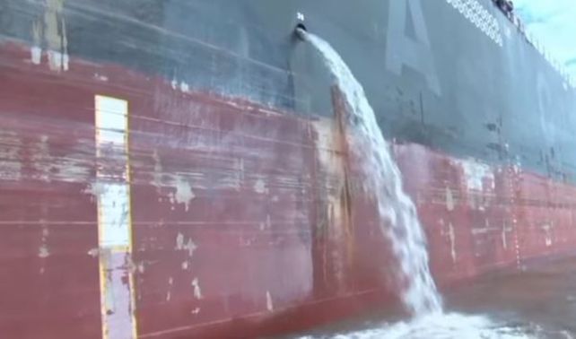Investigan si el agua de lastre de los buques de ultramar contamina el río Paraná