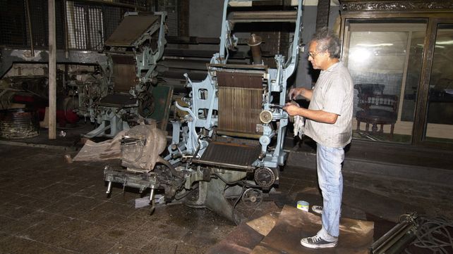 Enero de 2004. Capacio prepara una de las máquinas que se exhibirá en el Museo Diario La Capital.