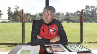 El coordinador de las inferiores de Newell’s, Ariel Paolorossi, estará a cargo de la primera ante la indefinición del técnico. Será el segundo interino luego del Gallego Méndez.