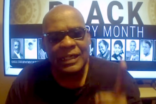 Frank James en uno de sus bizarros y violentos videos colgados en You Tube.
