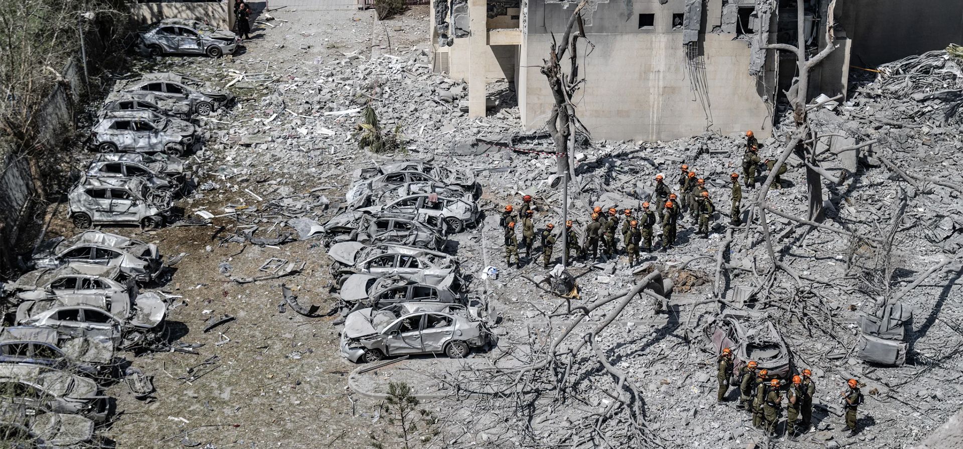 Labores de búsqueda y rescate en el edificio de siete pisos que se derrumbó parcialmente tras ser alcanzado por un misil balístico disparado desde Irán poco antes de que el presidente de Estados Unidos, Donald Trump, anunciara que se había acordado un alto el fuego, Beersheba, Israel. Fotografía: Anadolu/Getty Images Labores de búsqueda y rescate en el edificio de siete pisos que se derrumbó parcialmente tras ser alcanzado por un misil balístico disparado desde Irán poco antes de que el presidente de Estados Unidos, Donald Trump, anunciara que se había acordado un alto el fuego, Beersheba, Israel. Fotografía: Anadolu/Getty Images