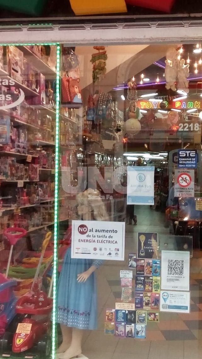 Con carteles en las vidrieras, los comercios santafesinos se quejan de las tarifas eléctricas