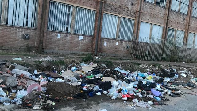 El basural a cielo abierto frente a la escuela º 1318 La Comunidad Eva Perón