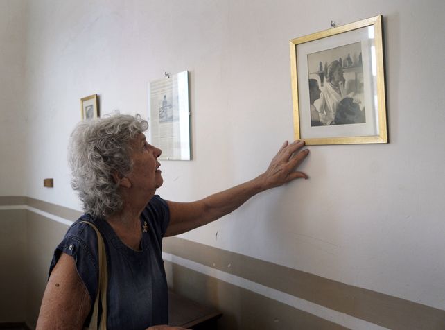 “A Olga la recuerdo de pelo blanco y guardapolvo celeste”