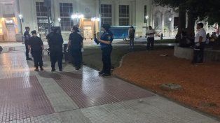 La Red por los Derechos de las Personas en Situación de Calle, integrada por instituciones y organizaciones de la ciudad, presentó una nota dirigida al Intendente Adán Bahl para expresar la “honda preocupación y rechazo” que generaron las acciones desplegadas por la Dirección de Control Urbano el jueves, donde desalojaron a personas en situación de calle de la Plaza 1° de Mayo de Paraná. Además, solicitaron una audiencia urgente con el presidente municipal con el fin de plantear que cesen de inmediato esas prácticas y, en su lugar, se instrumenten acciones respetuosas de los derechos de estas personas.&nbsp; 