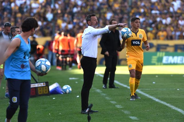 Diego Cocca da indicaciones en medio del partido. Fue el único DT canalla que no pudo ganar un clásico. Lo empató 1-1.