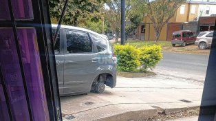 Robaron dos cubiertas del auto y parecían mecánicos de F1