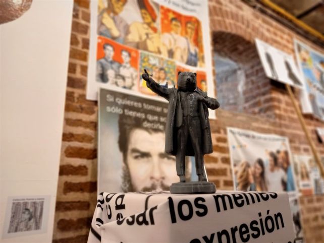 El perro Cheems (famoso can del meme) en el cuerpo de Lenin es solo uno de los objetos que habrá en la muestra