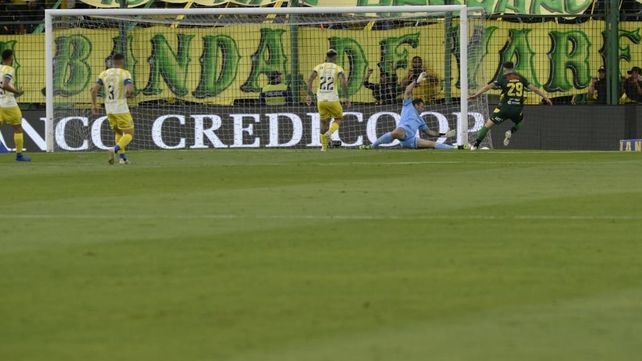 Pizzini marca el gol de la apertura en Florencio Varela.