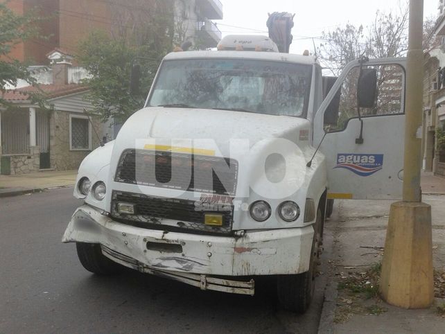De gran porte. El camión de Aguas Santafesinas protagonista del siniestro.&nbsp;