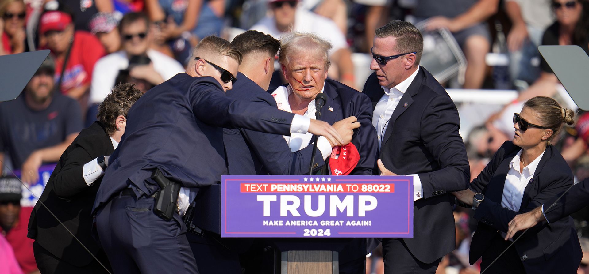 El candidato presidencial republicano y expresidente Donald Trump es ayudado a bajar del escenario en un evento de campaña en Butler, Pensilvania, el sábado 13 de julio de 2024. (Foto AP/Gene J. Puskar) El candidato presidencial republicano y expresidente Donald Trump es ayudado a bajar del escenario en un evento de campaña en Butler, Pensilvania, el sábado 13 de julio de 2024. (Foto AP/Gene J. Puskar)