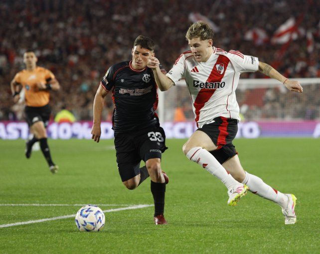 River fue local ante su gente.