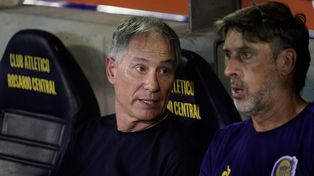 Ariel Holan en el banco de Rosario Central. Para este choque con Gimnasia, piensa en varias modificaciones.