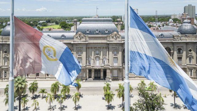 Santa Fe convocará a gremios estatales para recomponer salarios tras el dato de inflación de octubre Santa Fe convocará a gremios estatales para recomponer salarios tras el dato de inflación de octubre