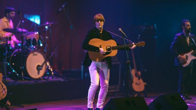 Javier Parisi presenta un homenaje a john lennon y the beatles en el Teatro 3 de Febrero