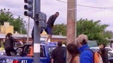 dramatica persecucion policial con un agente herido y un ladron atropellado dramatica persecucion policial con un agente herido y un ladron atropellado