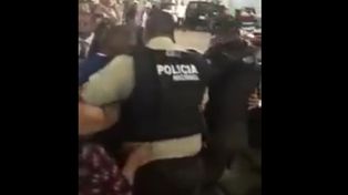 Video: se estaba casando, llegó la policía y pasó su noche de bodas preso