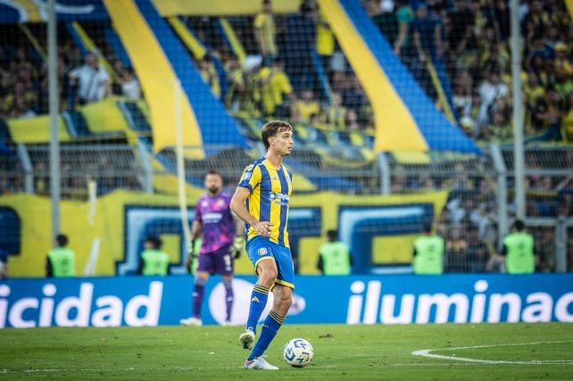 Juan Cruz Komar se mantiene en la zaga central canalla. Viene de hacer buenos partidos.