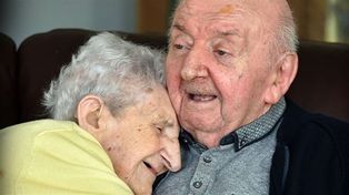A los 98 años se mudó a un asilo a cuidar a su hijo de 80