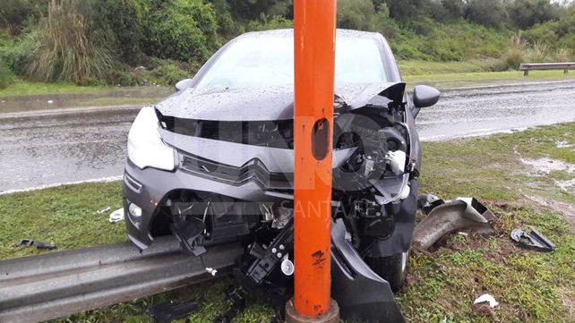 Venía a trabajar y terminó contra una columna por esquivar un camión