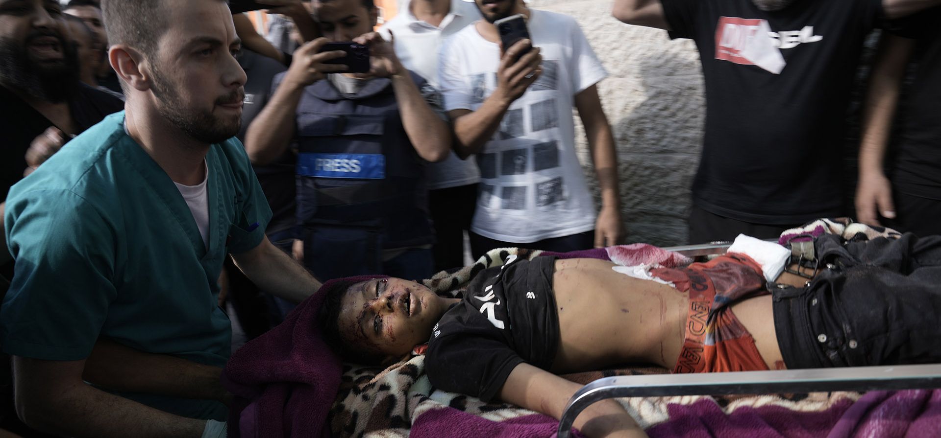 Un niño palestino herido en una incursión del ejército israelí en el campo de refugiados de Nur Shams es llevado a un hospital en Tulkarem, Cisjordania, el jueves 19 de octubre de 2023. (Foto AP/Majdi Mohammed) Un niño palestino herido en una incursión del ejército israelí en el campo de refugiados de Nur Shams es llevado a un hospital en Tulkarem, Cisjordania, el jueves 19 de octubre de 2023. (Foto AP/Majdi Mohammed)