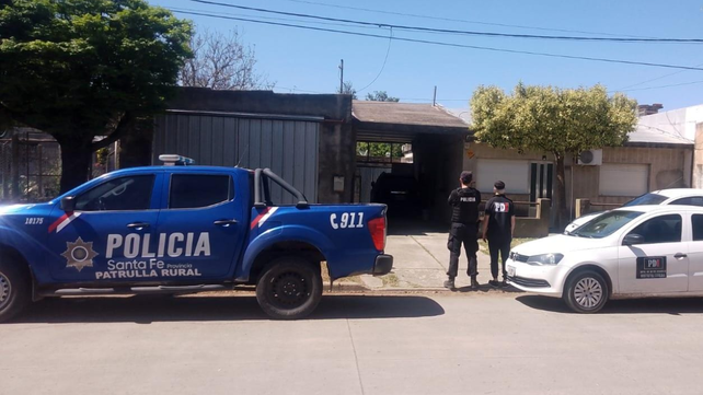 Personal de PDI en Vicente López al 3000 de Casilda donde se llevó a cabo el procedimiento judicial por estafas.&nbsp;