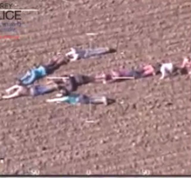 Los chicos no dudaron en tirarse cuerpo a tierra para ayudar a la policía.