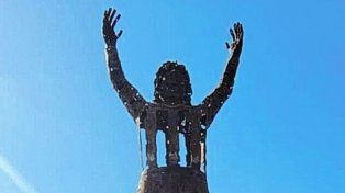En las afueras del estadio mundialista Mario Kempes, se montó una estatua en honor al Matador.