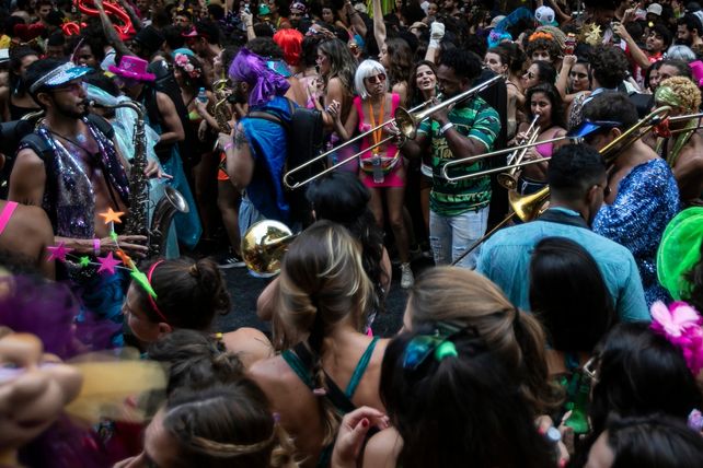 Uno de los blocos formados ayer en las calles de Río de Janeiro.