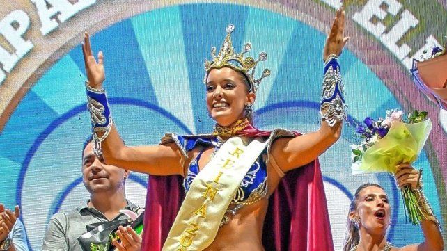 Sofía representa a la comparsa Papelitos y fue elegida soberana del Carnaval del País
