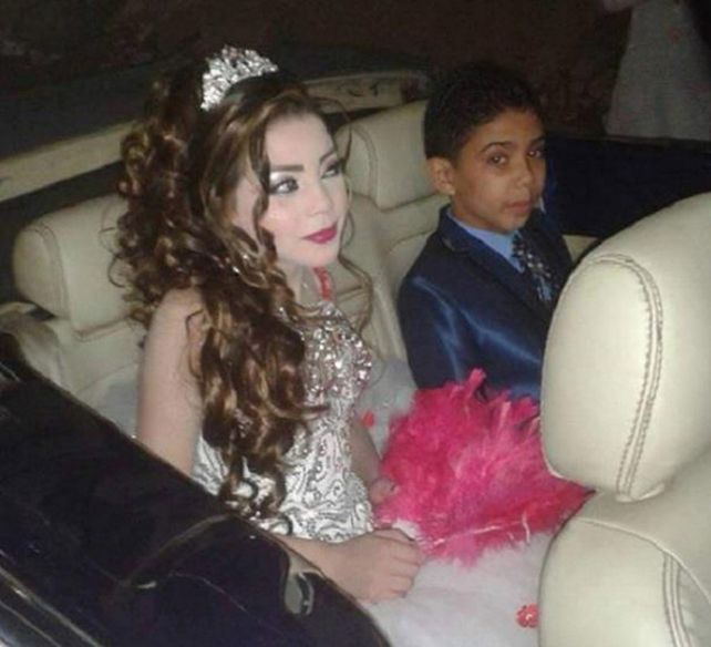 Gharam y Omar a bordo del descapotable que les llevó al enlace.