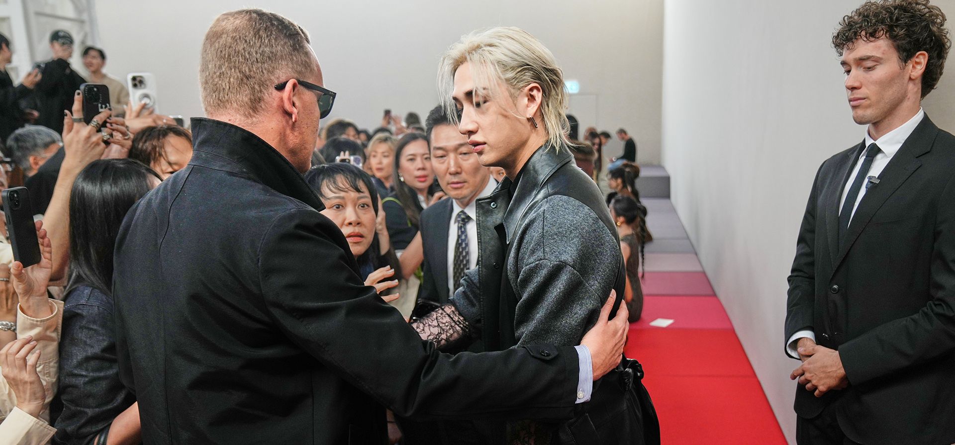 Bang Chan de Stray Kids, en el centro, llega al desfile de moda Primavera/Verano 2026 de Fendi en Milán, Italia, el miércoles 24 de septiembre de 2025. (Foto AP/Antonio Calanni) Bang Chan de Stray Kids, en el centro, llega al desfile de moda Primavera/Verano 2026 de Fendi en Milán, Italia, el miércoles 24 de septiembre de 2025. (Foto AP/Antonio Calanni)