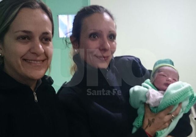 Las policia que ayudaron a Emilce a traer al mundo a su beba